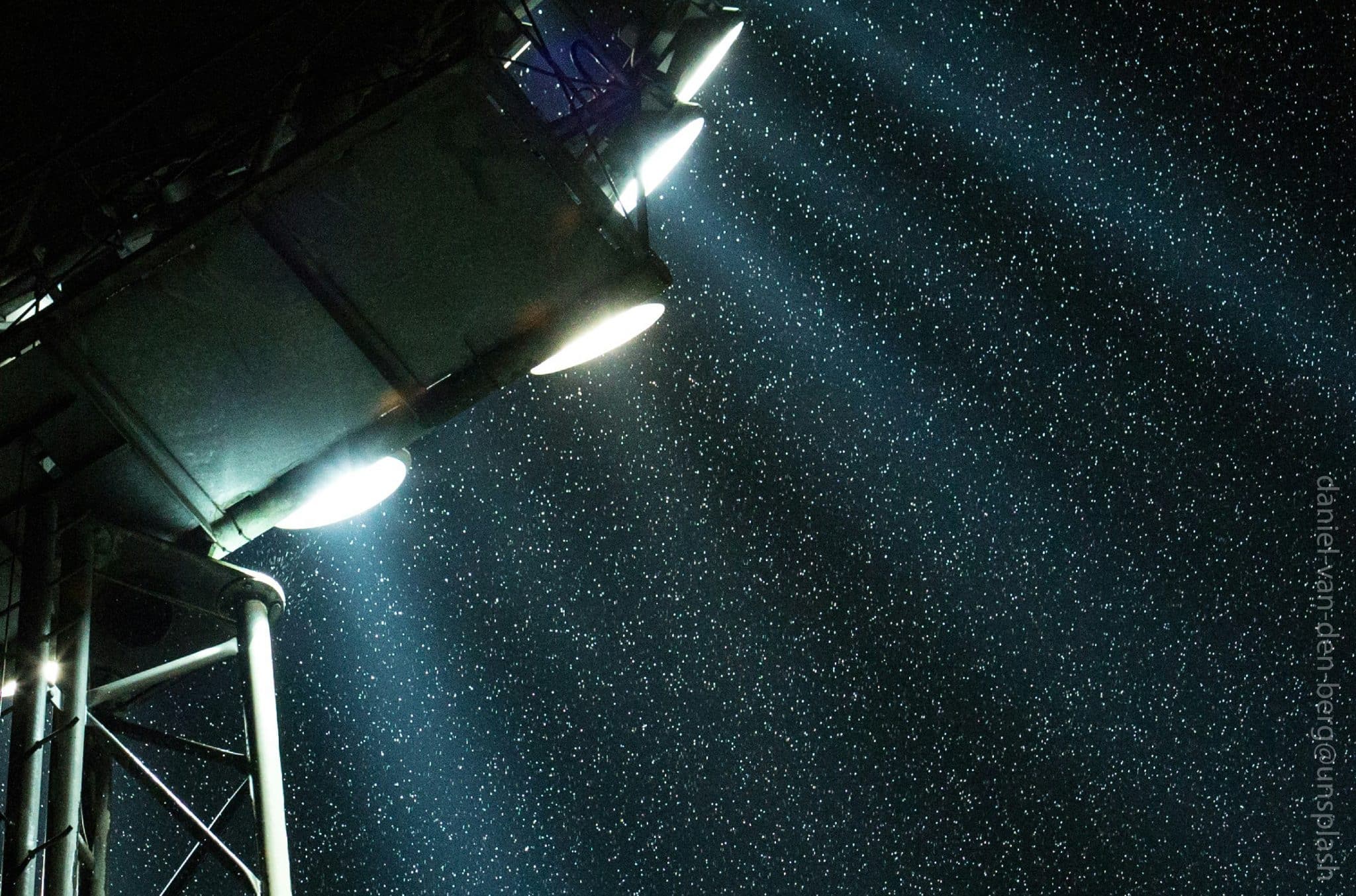 Scheinwerfer strahlen auf Partikel