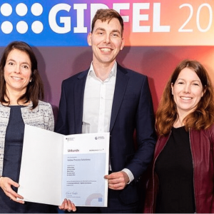 Dr.-Ing. Anne Friebel (co-CEO, links) und Dr.-Ing. Jonas Schulz (CEO) nahmen beim Digitalgipfel stellvertretend für das 5-köpfige Gründungsteam von Inline Process Solutions die Auszeichnung entgegen. Diese wurde überreicht von der Bundestagsabgeordneten Anna Christmann, die Beauftrage für digitale Wirtschaft und Start-ups ist. Foto: BMWK/Philipp Kirschner