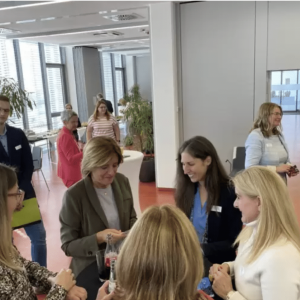 Austausch von innovativen Köpfen: Frauen erzählen Ministerpräsidentin Malu Dreyer beim Gründerinnen-Lunch im Bic von ihren Geschäftsideen, mit denen sie sich selbstständig gemacht haben. Foto: gzi